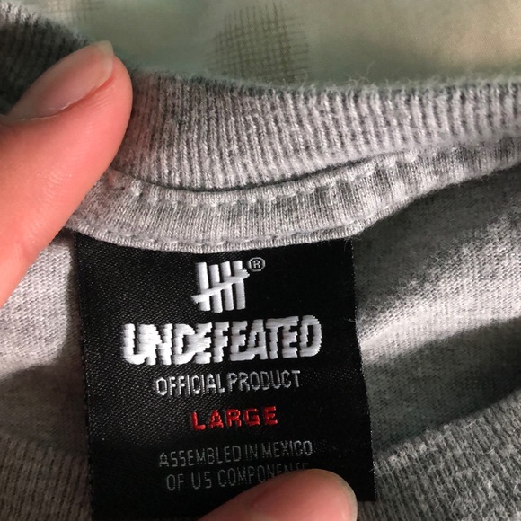 Undefeated grey long sleeve size large - Picture 2 of 3